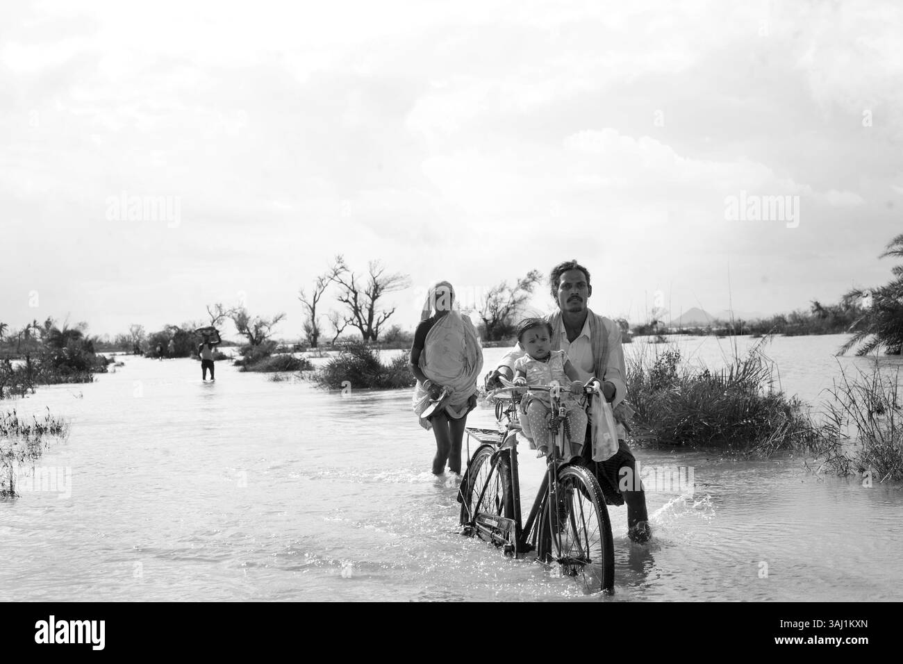 Oktober 28, 2013 - , Indien - Ganjam Distict wurde von schweren Regenfällen überschwemmt nach dem Zyklon Phailin, Bundesstaat Odisha, Eine Massenevakuierung von fast 1 Million Menschen durch die Regierung hat Indien die weit verbreiteten Todesfälle verschont, die viele von dem mächtigen Wirbelsturm Phailin befürchtet hatten, der Getreide im Wert von Hunderten Millionen Dollar und Zehntausende von Häusern zerstörte. Bundesstaat Odisha, Indien 2013 (Kreditbild: © Sri Kolari/Osfam India via ZUMA Wire) Stockfoto