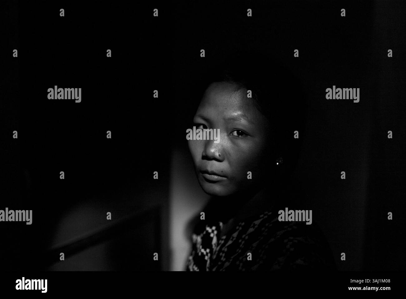 22. Dezember 2010 – shillong, Indien – Ela Sangma (alias) Sarika aus Bhalupung, Garo Basti, Arunachal Pradesh war 12 oder 14 Jahre alt, als sie von Menschenhandel betroffen wurde. (ELA erinnert sich nicht an ihr Alter) bevor sie verkauft wurde, lebte sie bei ihrer Familie, bestehend aus ihrer Mutter und ihren Schwestern. Während der Zeit, als Parveen (Ela kennt seinen vollständigen Namen nicht) eine Person aus Delhi nach Bhalukpung ging, um Mädchen zu finden und sie unter dem Vorwand nach Delhi zu bringen, ihnen einen Job als Hausangestellte zu geben, stieß er auf Ela und überzeugte sie und ihre Familie, Ela mit ihm nach Delhi gehen zu lassen Stockfoto