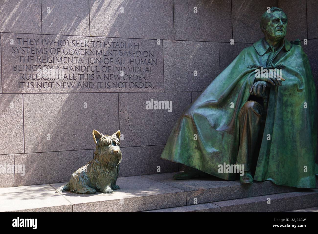 Eine Bronzestatue des US-Präsidenten Franklin Delano Roosevelt und seines Hundes Fala am FDR Memorial in der National Mall, Washington DC Stockfoto