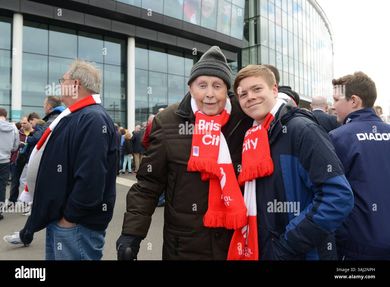 Fußballfans jung und alt kommen im Wembley-Stadion an. Johnstone's Paint Trophy Finale 2015 in Wembley Bristol City gegen Walsall Stockfoto