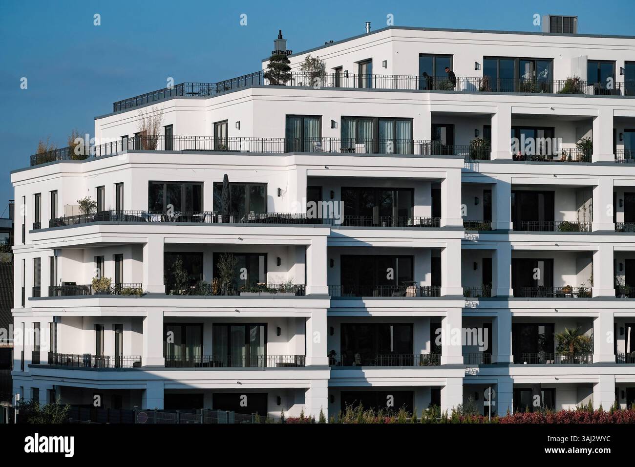 Düsseldorf 10.04.2025 Wohnungen Wohnungsnot Mietswohnung Mieten Mietpreis soziale Wohnungsbau Sozialwohnung Immobilien Wohnraummangel Wohnung Baustelle Neubau Mehrfamilienhaus Mietspiegel Mietpreisspiegel Immobilie Wohnungsmangel Baustau Wohnimmobilie Wohnungsimmobilien Mietpreise Altbau Leerstand Baumaterial Baustoffe Ballungsgebiet bezahlbarer Wohnraum CO2-Preis CO2 Bundes-Klimaschutzgesetz Heizen Heizung Klimapaket Mieter Vermieter Mietpreisbremse Klimasteuer Energiewende Büro Homeoffice Home-Office Konjunkturpaket Grundsteuererklärung Wohngeld Grundsteuererklärung Wohngeld Wohngeld Wohngeld Wohngeld Stockfoto