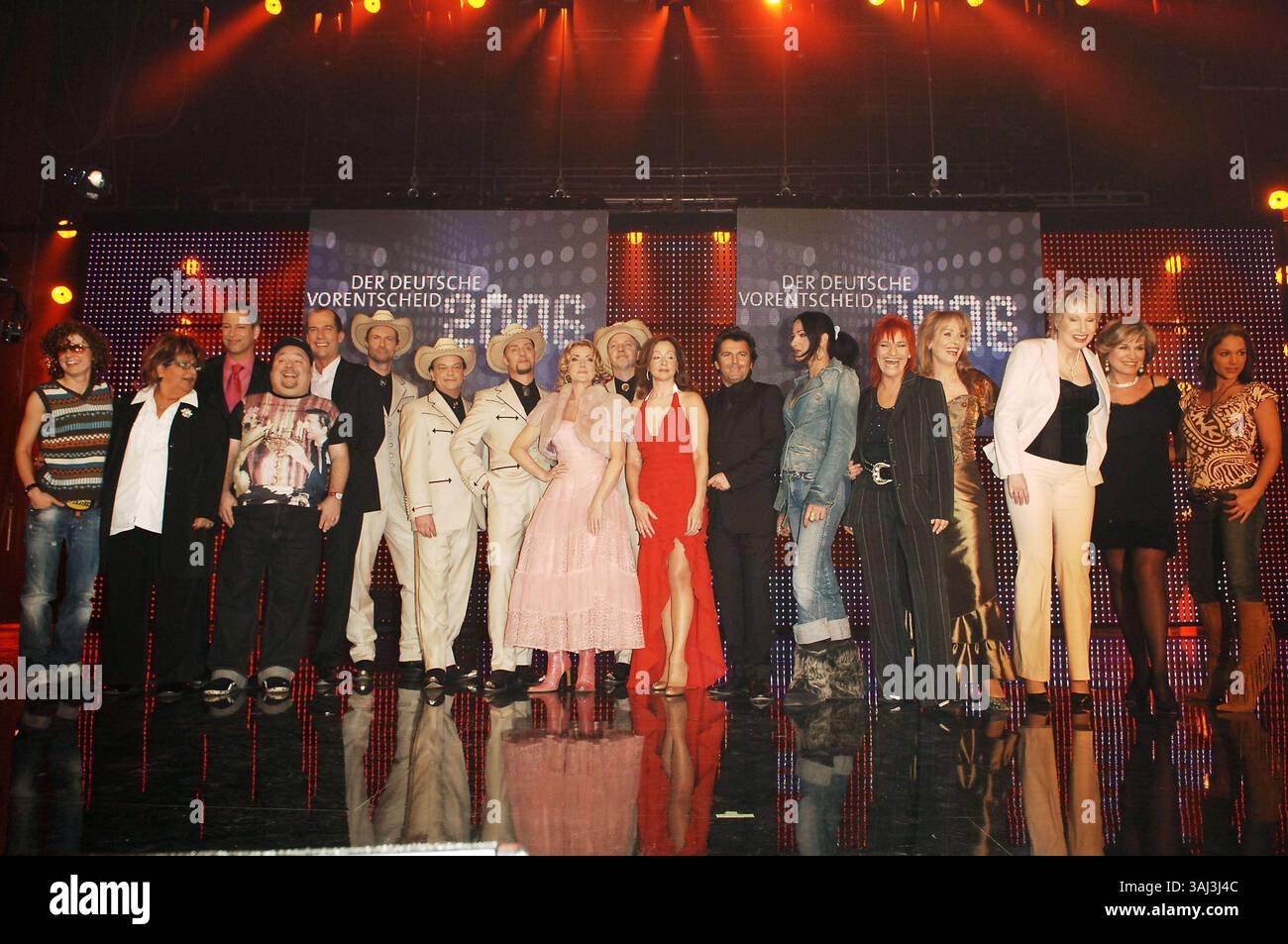 März 2006 - Hamburg, USA - Lucy, Joy Fleming, Thomas Hermanns, Dirk Bach, Georg Uecker, Texas Lightning, Vicky Leandros, Thomas Anders, , Lou, Ingrid Peters, Corinna May, Mary Roos und Michellezum Galakleid der deutschen Vorentscheidung zum Großen Preis 2006 am 08.03.2006 im Schaupielhaus in Hamburg...Foto von Ruebenberg/Face to Face./AdMedia *** Lokalunterschrift *** 00882812 (Credit Image: © Ruebenberg/AdMedia via ZUMA Wire) Stockfoto