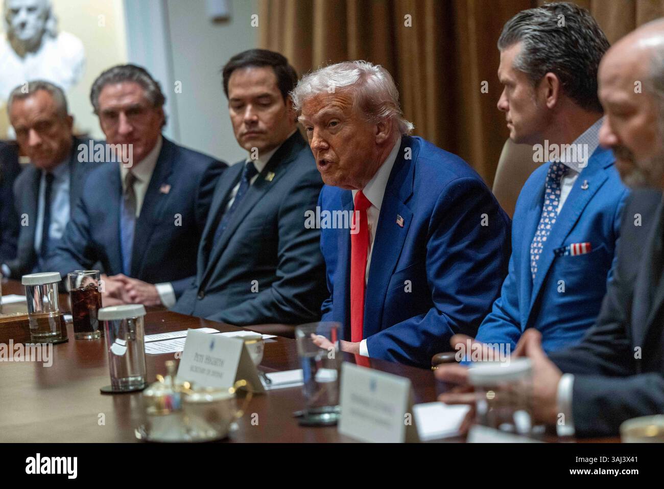 US-Präsident Donald J. Trump hält während einer Kabinettssitzung im Kabinettssaal des Weißen Hauses in Washington, DC, USA. April 2025. Quelle: Abaca Press/Alamy Live News Stockfoto