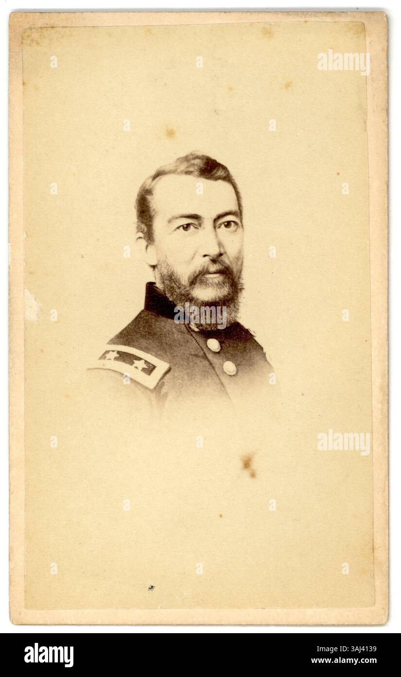 Eine Fotografie von Philip Henry Sheridan, aufgenommen zwischen 1861 und 1865. Sheridan war während des Amerikanischen Bürgerkriegs ein prominenter General der Union, bekannt für seine Kavallerie-Taktiken und Siege in Schlachten wie Yellow Tavern und Cedar Creek. Stockfoto