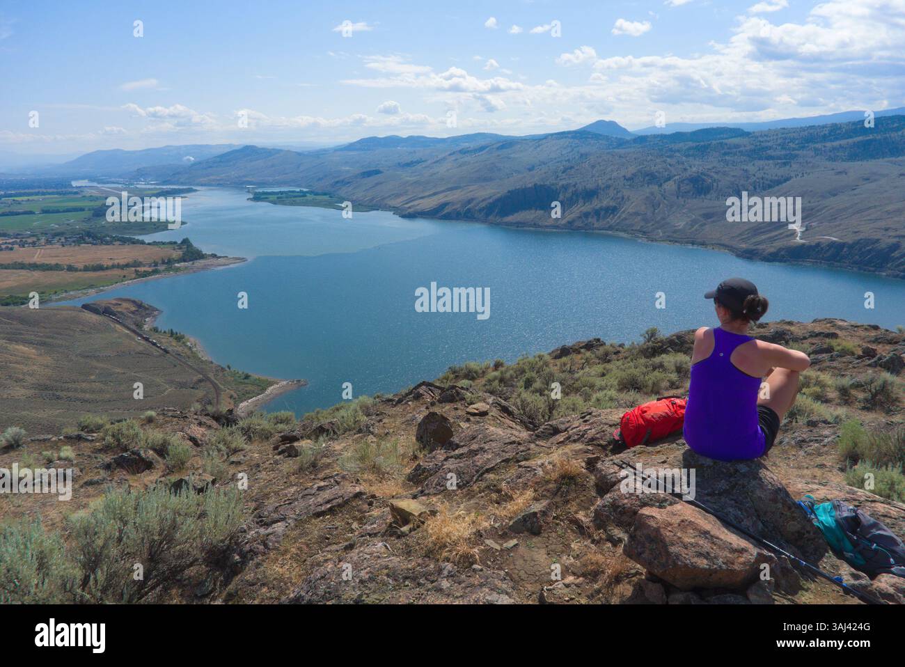 Weibliche Wanderer genießen den Blick über den Kamloops Lake vom Battle Bluff. Lac du Bois Grasslands Schutzgebiet, Kamloops, British Columbia, Kanada Stockfoto