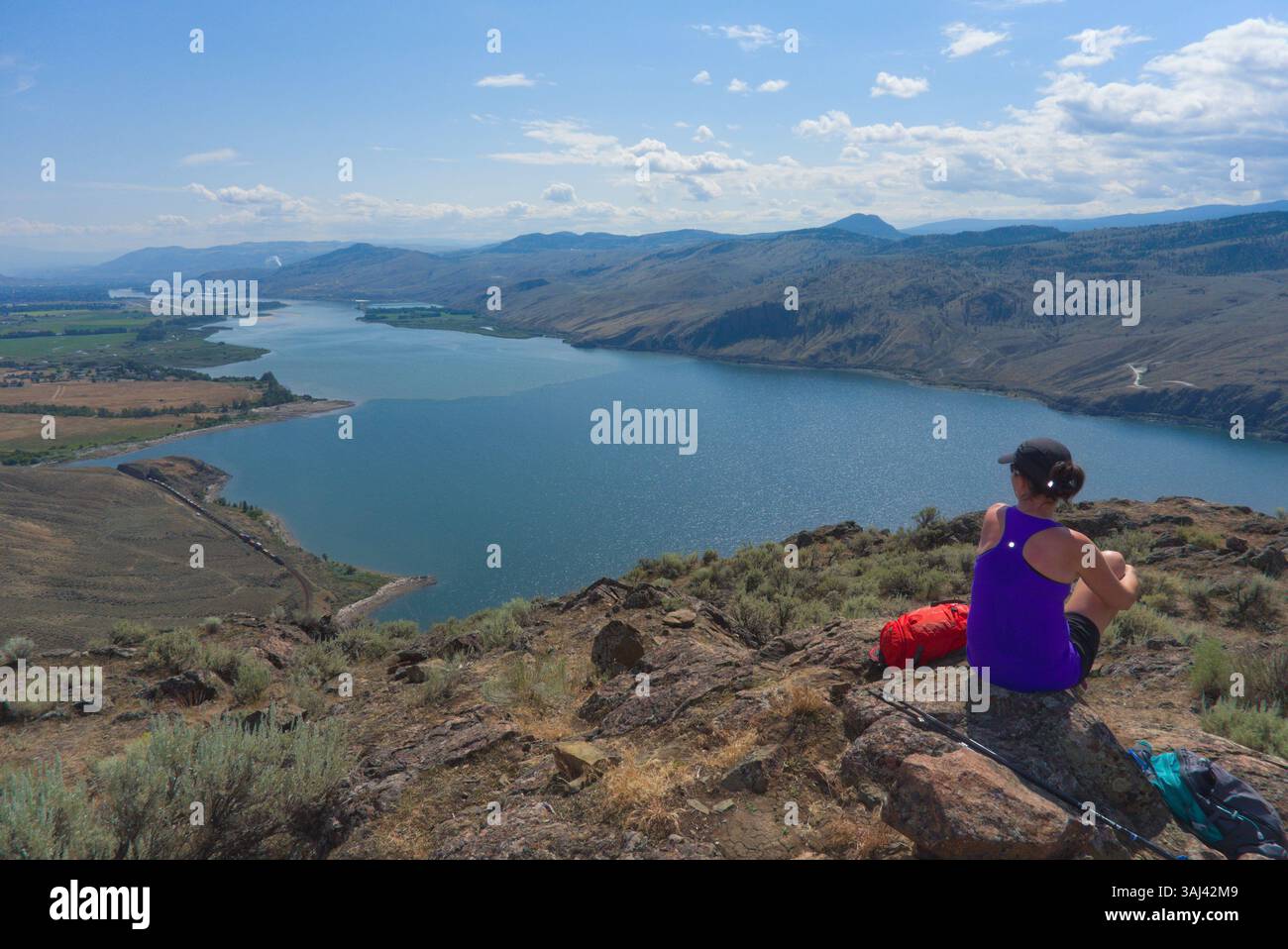 Weibliche Wanderer genießen den Blick über den Kamloops Lake vom Battle Bluff. Lac du Bois Grasslands Schutzgebiet, Kamloops, British Columbia, Kanada Stockfoto