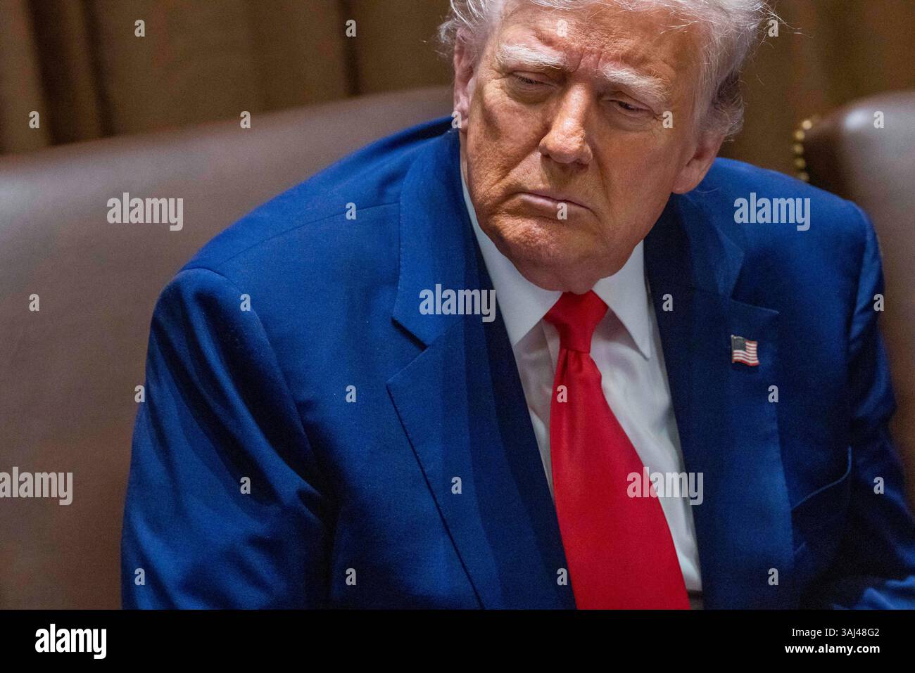 US-Präsident Donald J. Trump hört sich während einer Kabinettssitzung im Kabinettssaal des Weißen Hauses in Washington, DC, USA, an. April 2025. Quelle: Abaca Press/Alamy Live News Stockfoto
