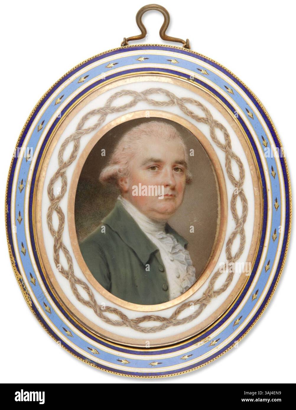 Dieses um 1785 entstandene Miniaturporträt von John Smart zeigt einen Gentleman in Aquarell und Bodycolor auf Elfenbein. Das 4,7 x 3,6 cm große Stück ist in Gold und Emaille mit geflochtenem Haarband eingerahmt. Stockfoto
