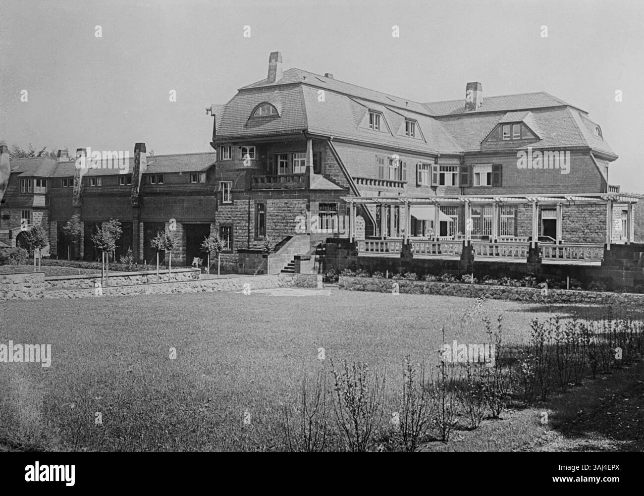 Dieses Bild zeigt den Westgarten der Villa Hohenhof, entworfen von Henry van de Velde zwischen 1906 und 1908. Die Gartenanlage spiegelt die Designprinzipien des frühen 20. Jahrhunderts wider und bietet eine Mischung aus funktionellen und ästhetischen Elementen. Stockfoto