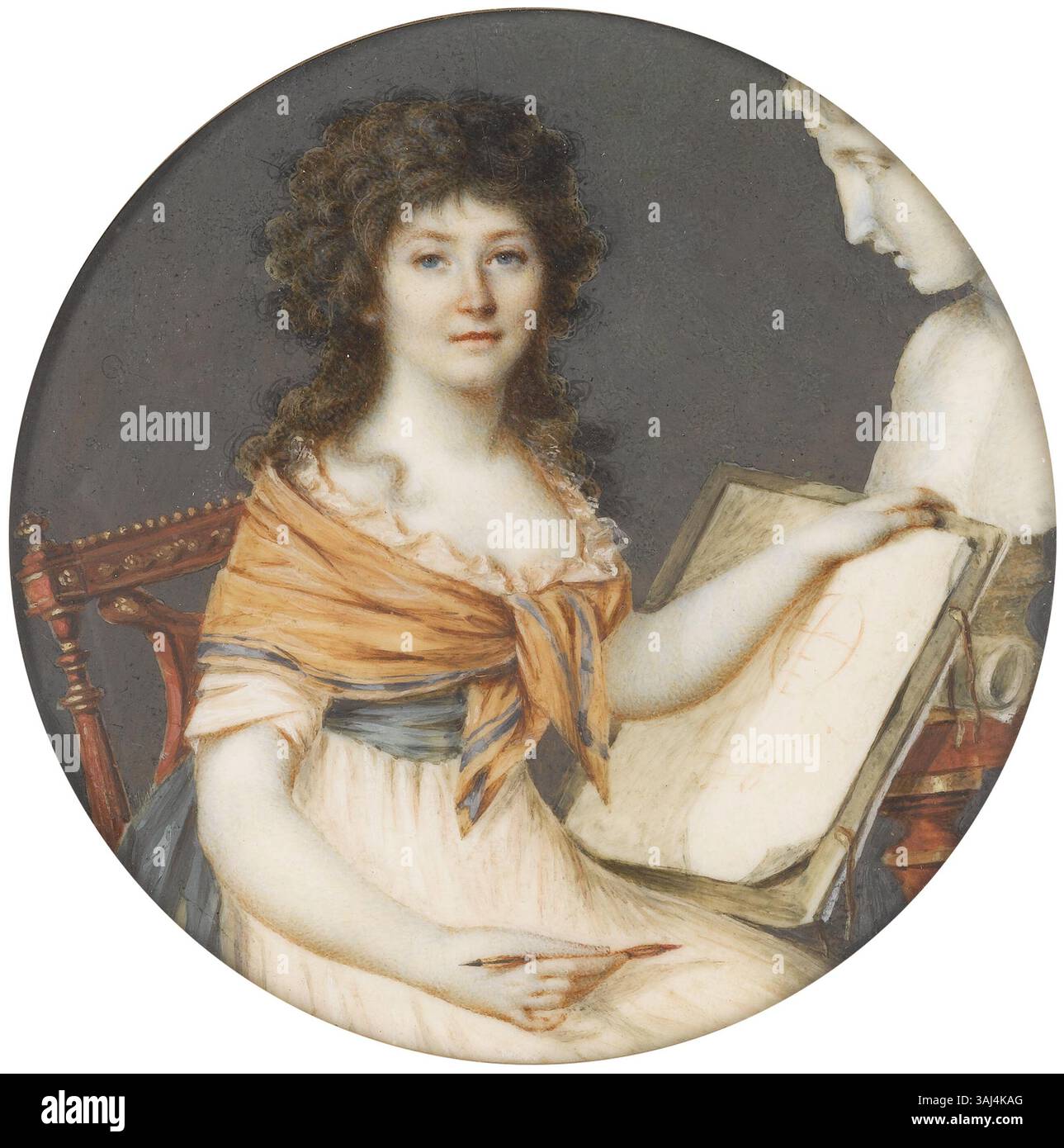 Pierre Chasselats Miniaturgemälde zeigt eine Dame in einem weißen Kleid mit Rüschenbesatz und einem blassgelben Schal, der in Petrol umrandet ist. Sie hält eine Tintenfeder in ihrer rechten Hand, wobei ihr offenes Portfolio an einer klassischen Büste angelehnt ist und die Anmut der Mode und Porträts des späten 18. Jahrhunderts verkörpert. Stockfoto