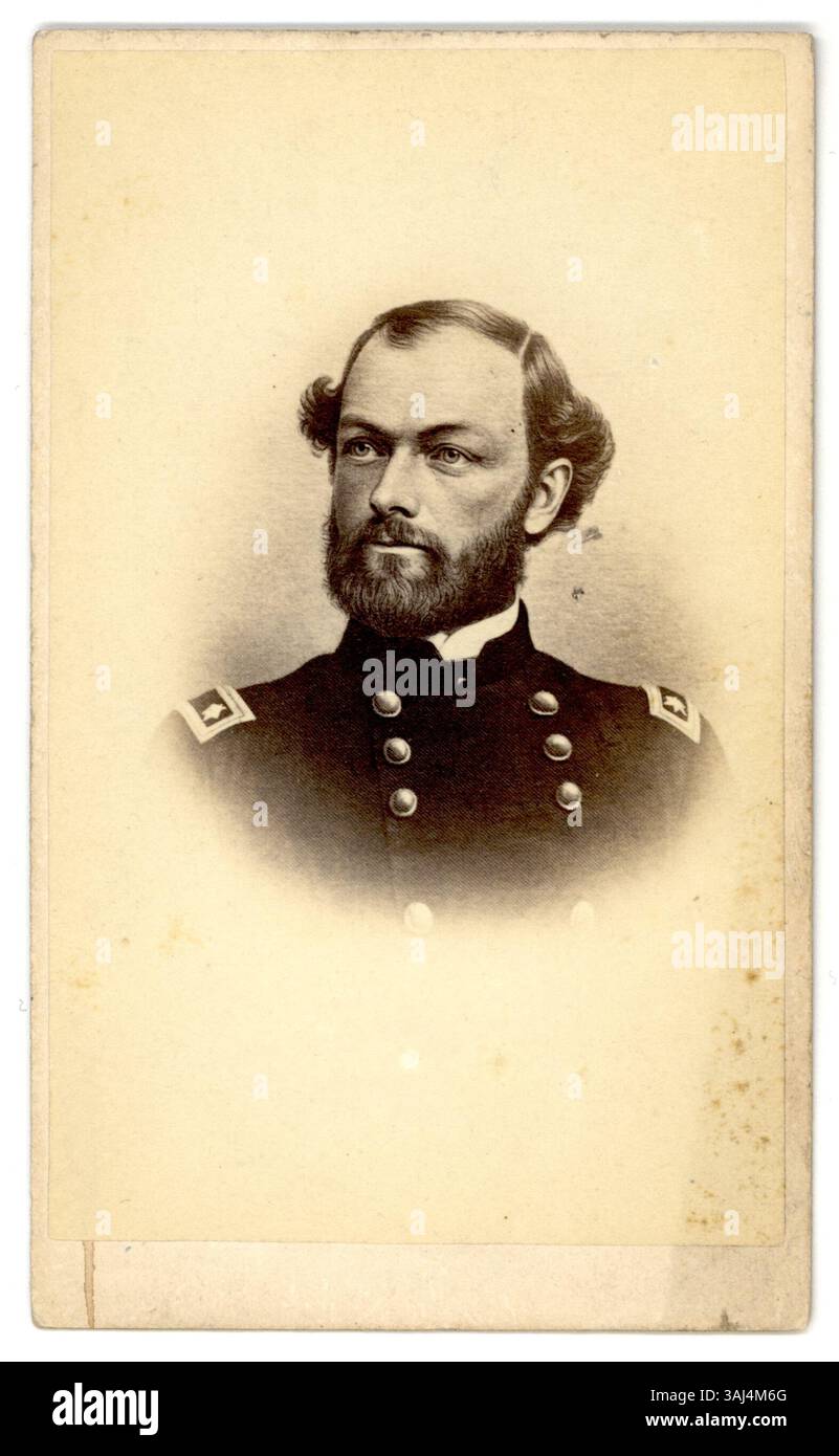 Ein Foto von Quincy Adams Gillmore, aufgenommen zwischen 1861 und 1865. Gillmore war während des Amerikanischen Bürgerkriegs General der Union, bekannt für seine Beiträge zur Belagerung von Fort Pulaski. Stockfoto