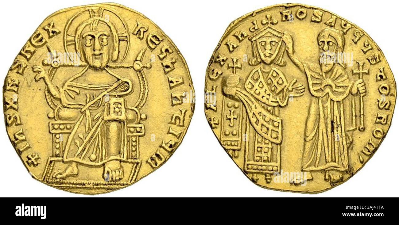 Dieser Solidus von Kaiser Alexander (912–913) zeigt den thronenden Christus, der die Evangelien in der einen Hand hält und die andere im Segen erhebt. Die Rückseite zeigt Alexander gekrönt von St. Alexander. Diese Münze, die in Konstantinopolis geprägt wurde, ist ein Beispiel der byzantinischen Numismatik. Er wiegt 4,20 g und ist ein äußerst seltener Fund. Stockfoto