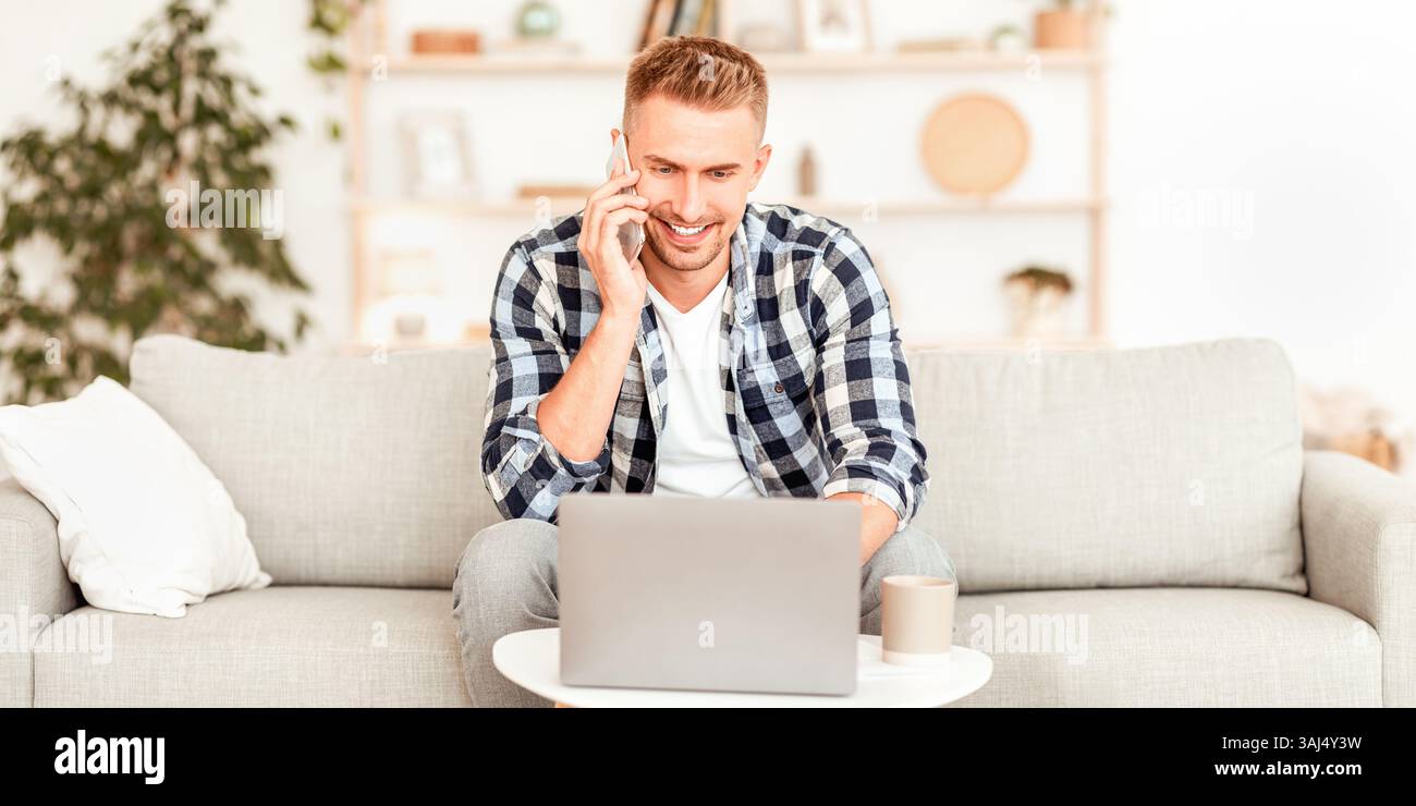 Portrait von lächelndem Kerl mit pc sprechen auf Handy Stockfoto