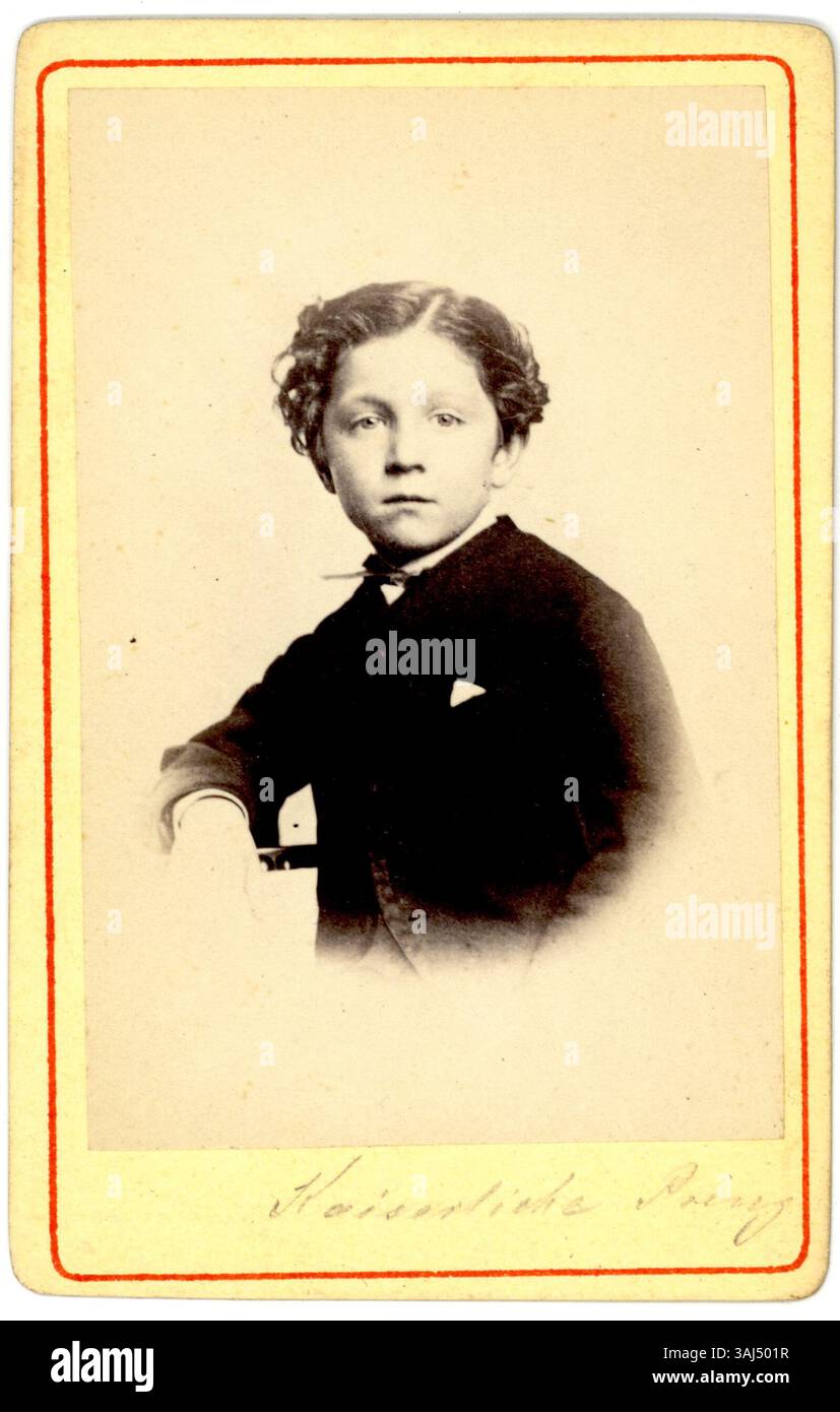 Dieses Foto von André Adolphe Eugène Disdéri, das zwischen 1859 und 1863 aufgenommen wurde, zeigt Kaiserprinz Napoleon IV., den Sohn Napoleons III., in einem formalen Porträt, das typisch für diese Zeit ist. Stockfoto