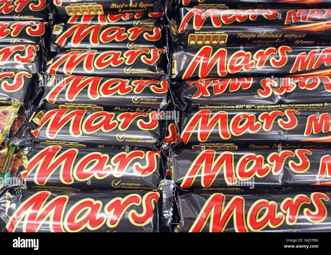 Gestapelte mars-Bars werden im Süßwarengang des Supermarktes ausgestellt. Stockfoto