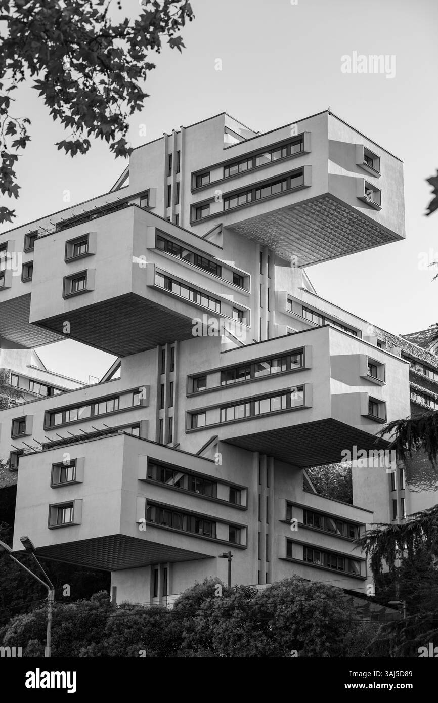 Das Gebäude der Bank of Georgia in Tiflis mit futuristischen Formen, Glasflächen und markanter Geometrie. Stockfoto