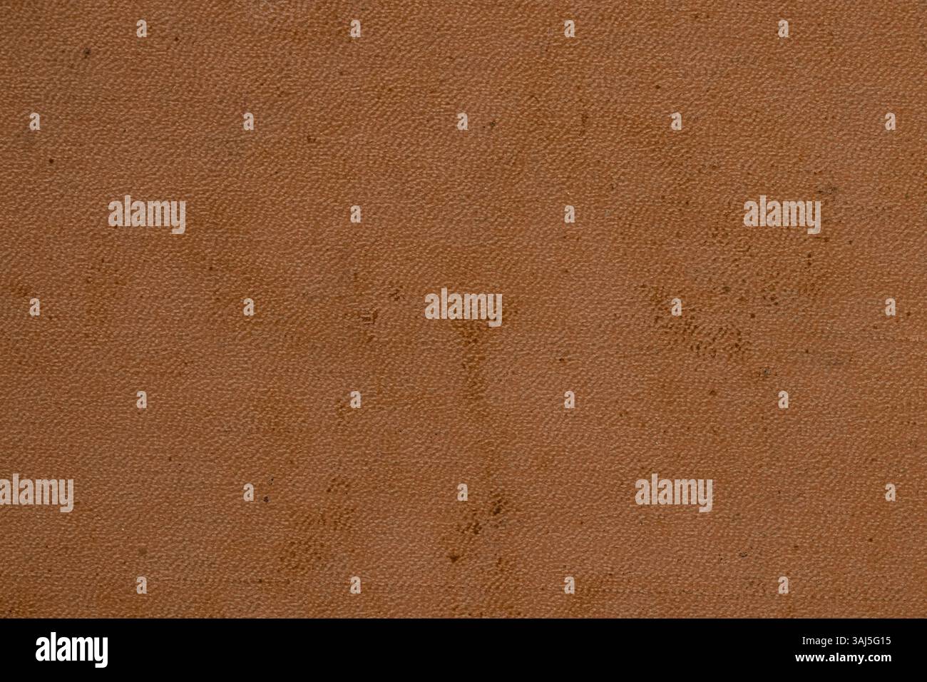 Brauner alter Lederhintergrund aus der Nähe, Leder genarbt, staubig und schmutzig Stockfoto