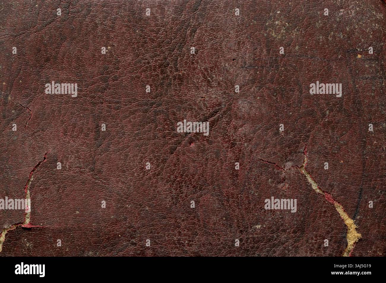 Hintergrund von braunem, altem, rissigem Leder, die Haut ist körnig, staubig und schmutzig Stockfoto