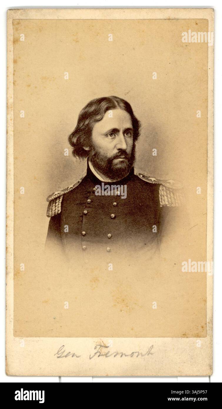 John Charles Fremont, ein Gewerkschaftsgeneral und Entdecker, ist auf diesem Foto zwischen 1861 und 1865 dargestellt. Fremont war während des Bürgerkrieges eine wichtige militärische Figur und ein wichtiger Anführer im Western Theater. Stockfoto