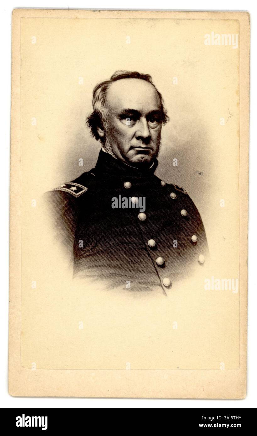 Dieses Foto von Henry Wager Halleck, das zwischen 1861 und 1865 aufgenommen wurde, zeigt den General der Union, der während des Amerikanischen Bürgerkriegs als Stabschef diente. Das Porträt spiegelt den formalen fotografischen Stil der Epoche wider. Stockfoto