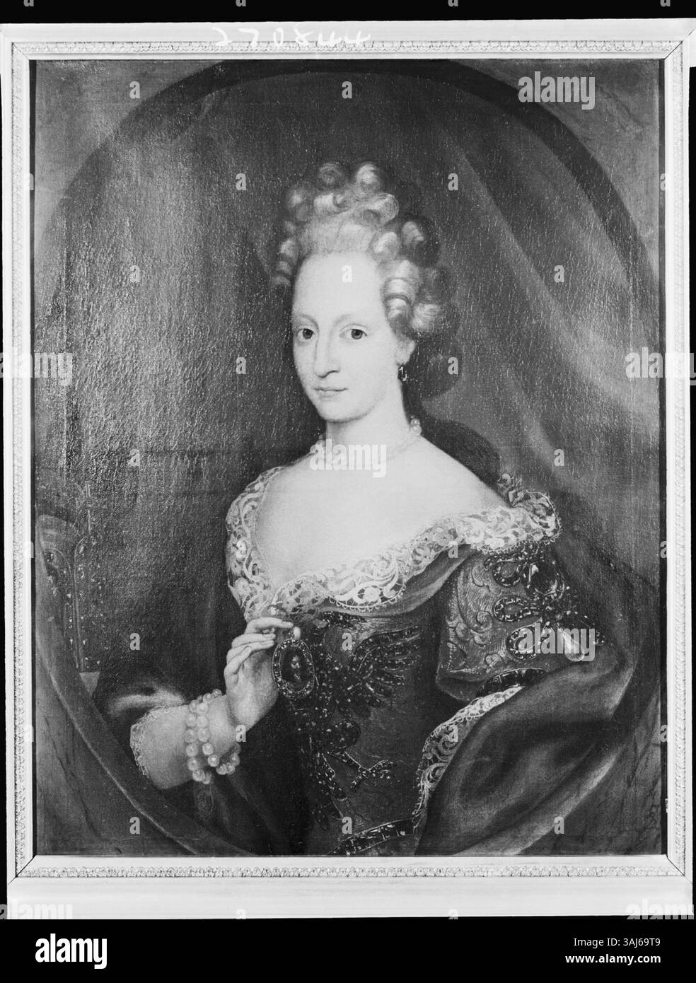 Dieses um 1700 entstandene Porträt eines anonymen deutschen Künstlers zeigt Eleonore Magdalena von Pfalz-Neuburg, Kaiserin und Königin von Ungarn. Das Öl auf Leinwand zeigt ihr königliches Aussehen und ihren Einfluss in der europäischen Politik während ihrer Zeit. Stockfoto