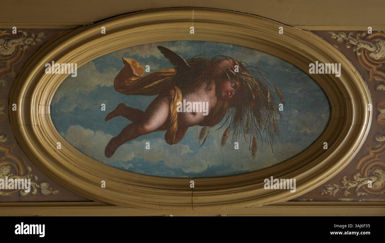 Putto mit Sommerattributen, gemalt zwischen 1750 und 1849 in Öl auf Leinwand, die eine verspielte allegorische Figur darstellt. Stockfoto