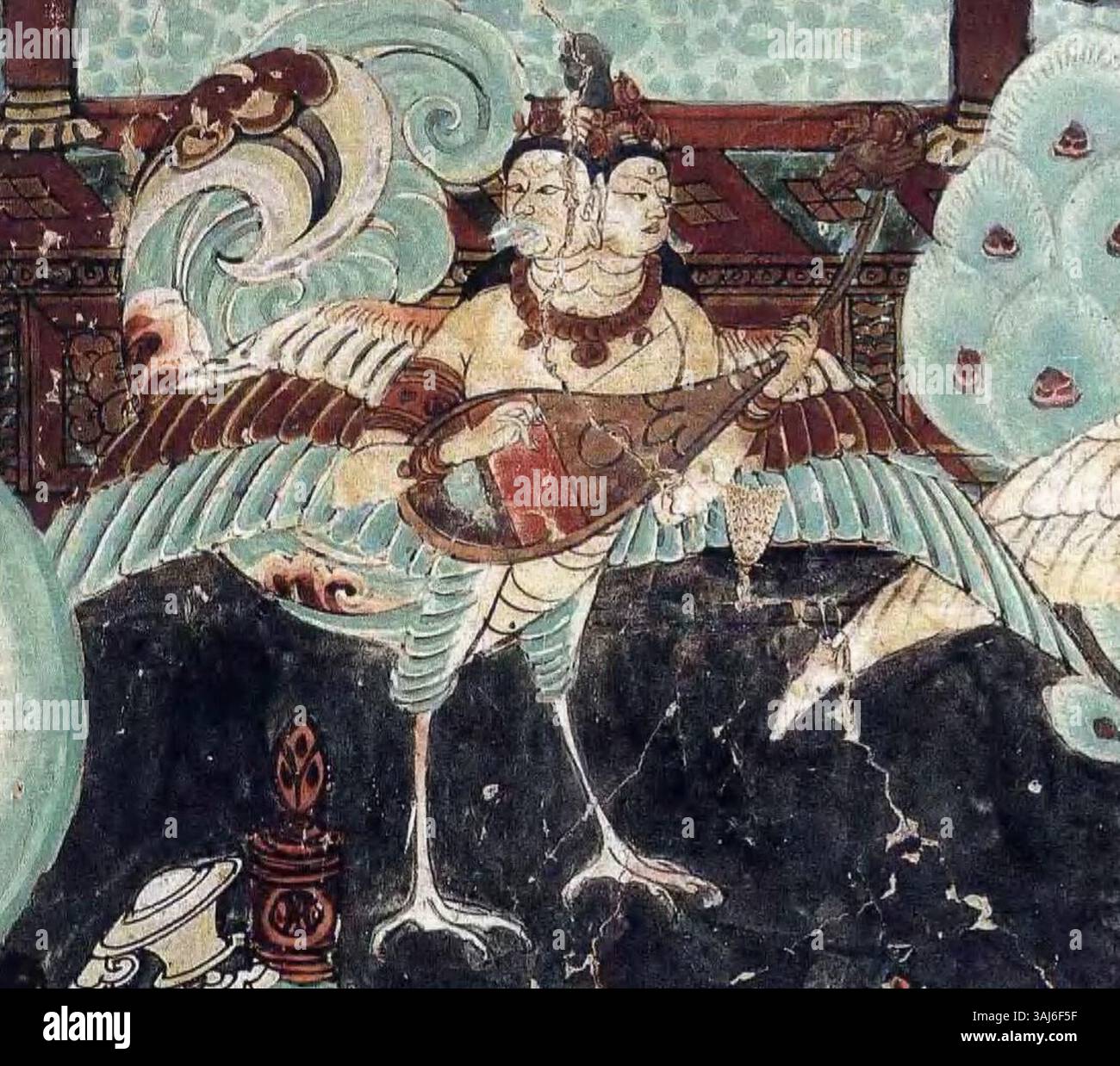 Dieses Gemälde der Tang-Dynastie zeigt Jivajivaka, einen mythologischen Vogel, der eine Pipa oder Phönixköpfige Konghou spielt. Es stammt von der Südwand der Höhle 25 in den Yulin Grottoes, datiert um 800 n. Chr. und spiegelt die buddhistische Mythologie und traditionelle chinesische Kunst wider. Stockfoto Dieses Gemälde der Tang-Dynastie zeigt Jivajivaka, einen mythologischen Vogel, der eine Pipa oder Phönixköpfige Konghou spielt. Es stammt von der Südwand der Höhle 25 in den Yulin Grottoes, datiert um 800 n. Chr. und spiegelt die buddhistische Mythologie und traditionelle chinesische Kunst wider. Stockfoto