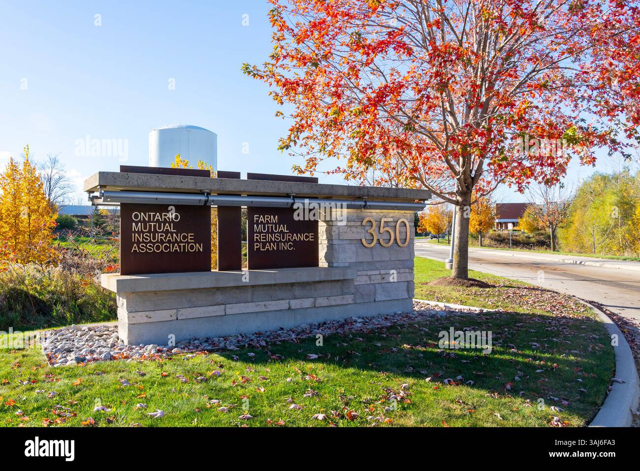 Das Grundzeichen der Niederlassungen von Farm Mutual Reinsurance Plan Inc. Und Ontario Mutual Insurance Association in Cambridge, Ontario, Kanada Stockfoto