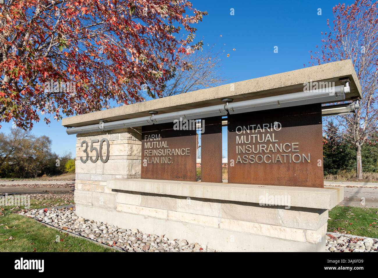 Das Grundzeichen der Niederlassungen von Farm Mutual Reinsurance Plan Inc. Und Ontario Mutual Insurance Association in Cambridge, Ontario, Kanada Stockfoto