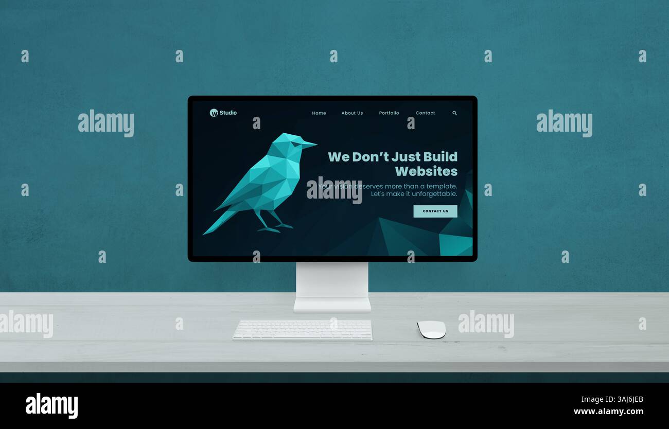 Desktop-Display mit kreativem Design für Webagenturen, Vogel und Slogan im Polygonstil auf blauer Oberfläche, minimalistischer Einrichtung mit weißem Schreibtisch Stockfoto