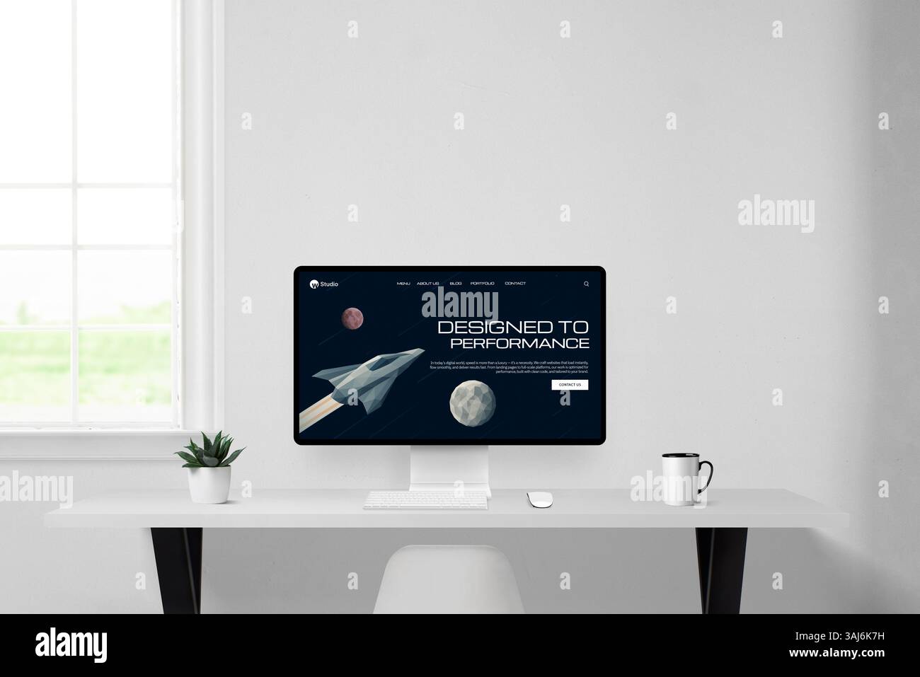 Modernes Webdesign-Studio mit weißem Schreibtisch und heller Fensterbeleuchtung, Computerbildschirm mit Konzeptseite „Designed to Performance“, die auf schnelles WE ausgerichtet ist Stockfoto