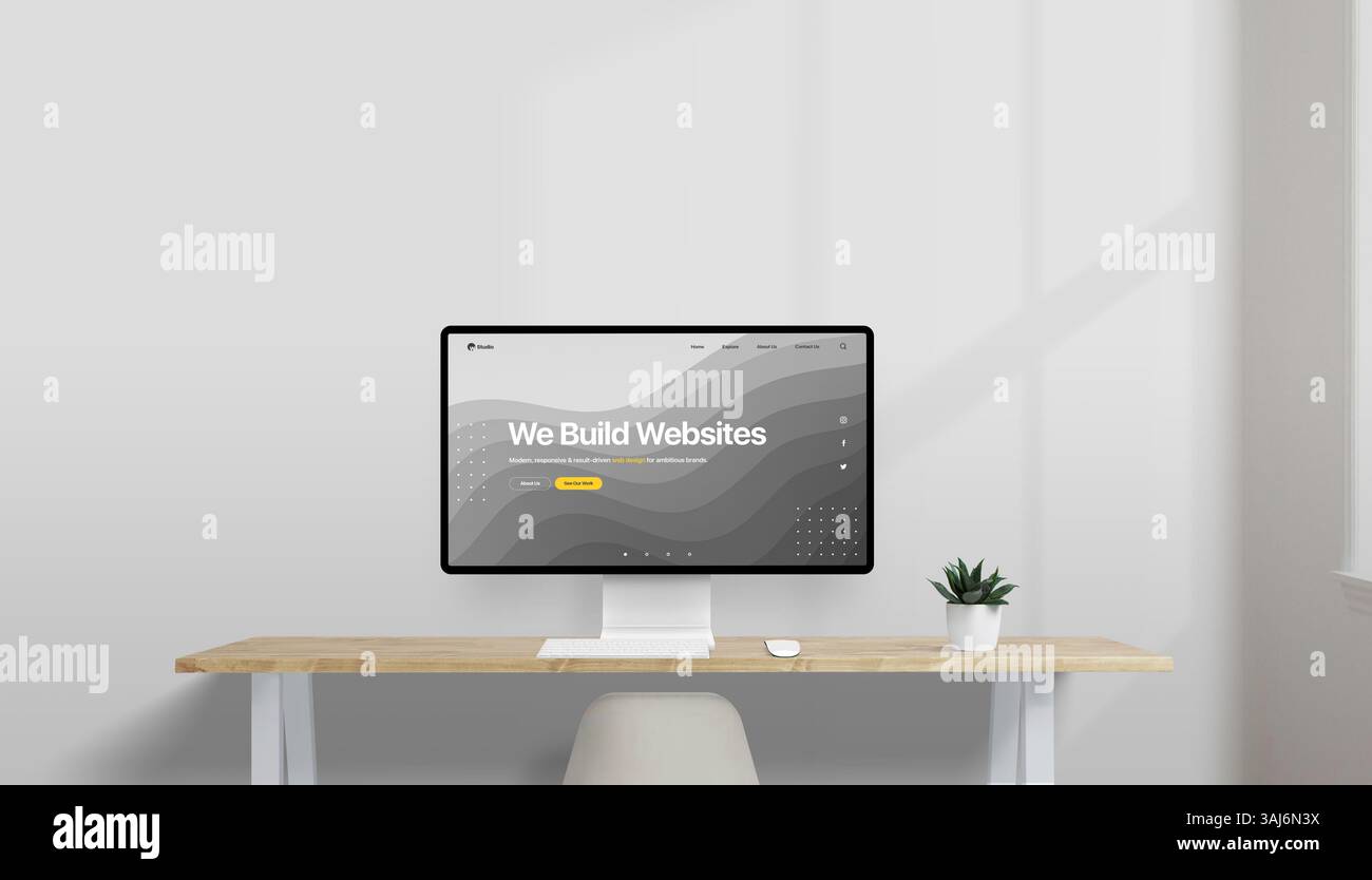 Moderne Schreibtischeinrichtung mit Computer, der ein Konzept für ein Webdesign für ein kreatives Studio zeigt, Schlagzeile „Wir bauen Websites“, Werk und Fenster in dezenter Beleuchtung Stockfoto