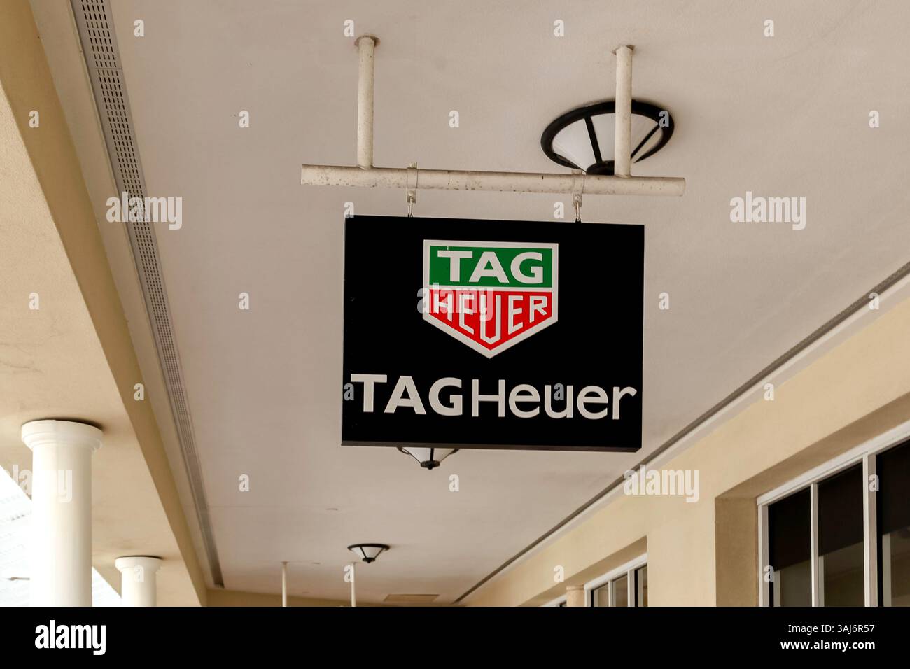 TAG Heuer hängendes Schild vor dem Geschäft in Orlando, Florida, USA. Stockfoto