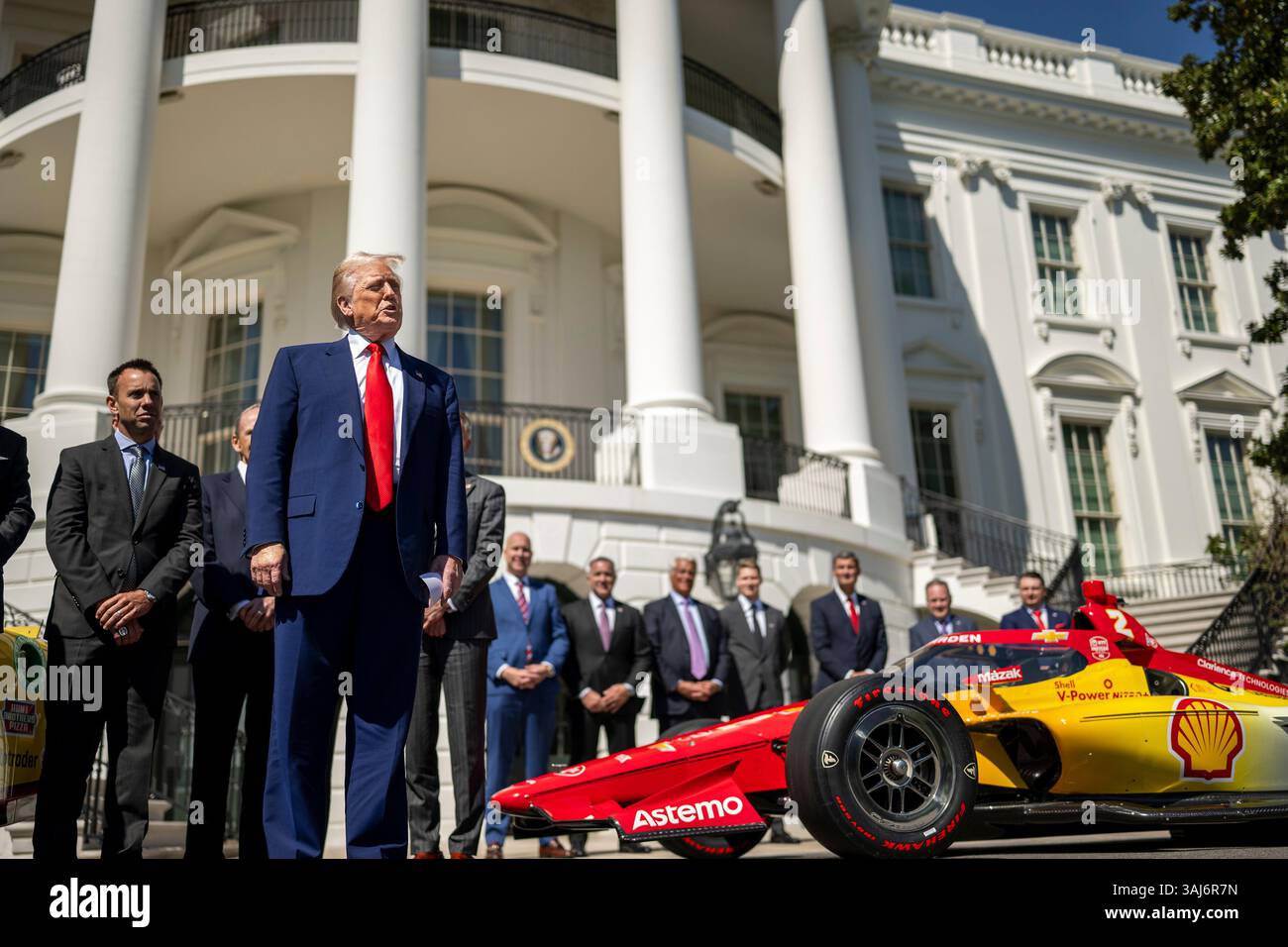 Washington, Usa. April 2025. U. US-Präsident Donald Trump, kommentierte während einer Veranstaltung mit Joey Logano, dem NASCAR Cup Series Champion 2024, und Rennmanagern im South Portico of the White House, 9. April 2025 in Washington, DC Credit: Daniel Torok/White House Photo/Alamy Live News Stockfoto