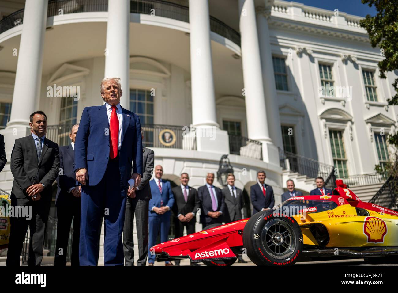 Washington, Usa. April 2025. U. US-Präsident Donald Trump, kommentierte während einer Veranstaltung mit Joey Logano, dem NASCAR Cup Series Champion 2024, und Rennmanagern im South Portico of the White House, 9. April 2025 in Washington, DC Credit: Daniel Torok/White House Photo/Alamy Live News Stockfoto