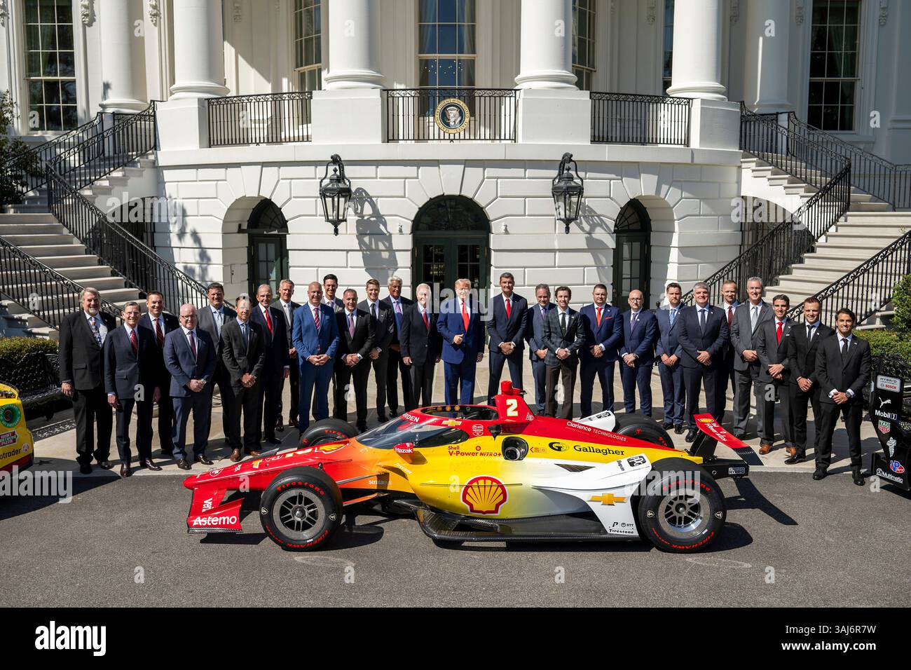 Washington, Usa. April 2025. U. US-Präsident Donald Trump, Center, posiert mit Joey Logano, dem Rennfahrer der NASCAR Cup Series 2024 und den Führungskräften des Rennsports im South Portico of the White House, 9. April 2025 in Washington, DC Credit: Daniel Torok/White House Photo/Alamy Live News Stockfoto