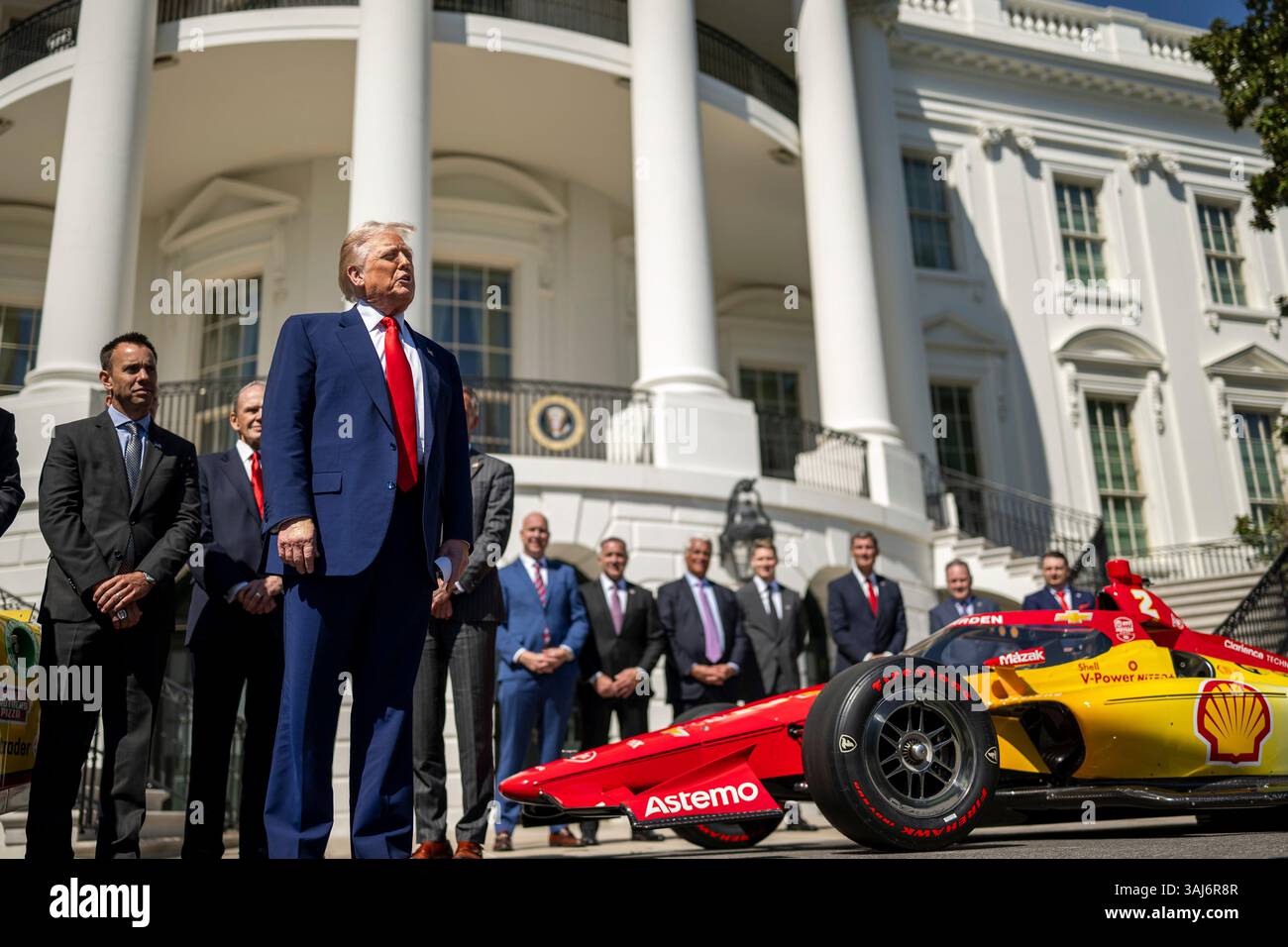 Washington, Usa. April 2025. U. US-Präsident Donald Trump, kommentierte während einer Veranstaltung mit Joey Logano, dem NASCAR Cup Series Champion 2024, und Rennmanagern im South Portico of the White House, 9. April 2025 in Washington, DC Credit: Daniel Torok/White House Photo/Alamy Live News Stockfoto