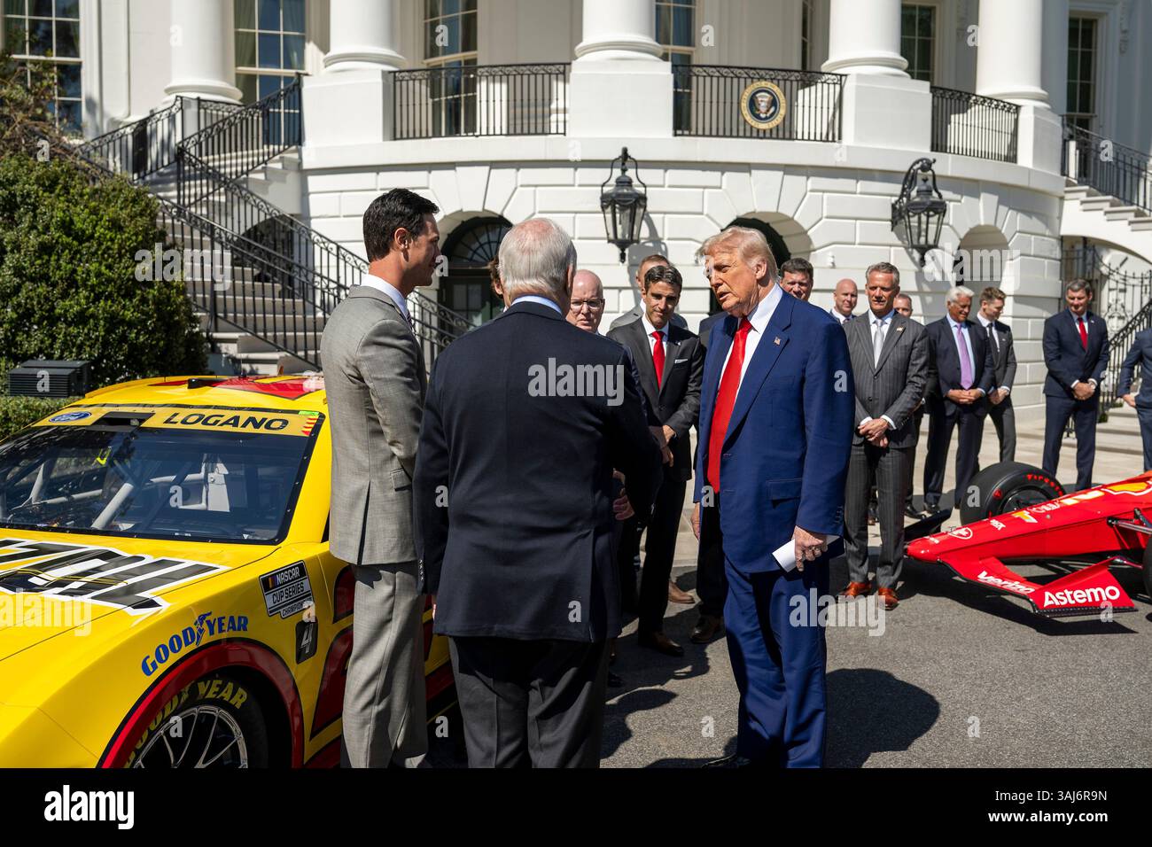 Washington, Usa. April 2025. U. US-Präsident Donald Trump, rechts, spricht mit Joey Logano (links) und Roger Penske (Mitte), dem NASCAR Cup Series Champion Fahrer 2024, während einer Veranstaltung zu Ehren des Autorennsports im Südportico des Weißen Hauses, 9. April 2025 in Washington, DC Credit: Daniel Torok/White House Photo/Alamy Live News Stockfoto