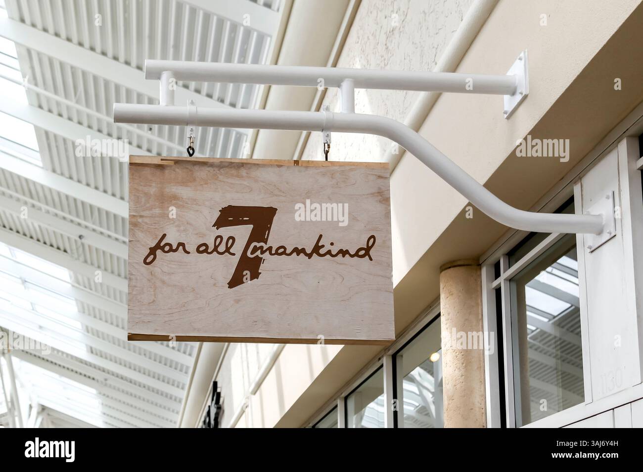 7 für All Mankind Ladenschild vor dem Ladengeschäft in Orlando, Florida, USA. Stockfoto