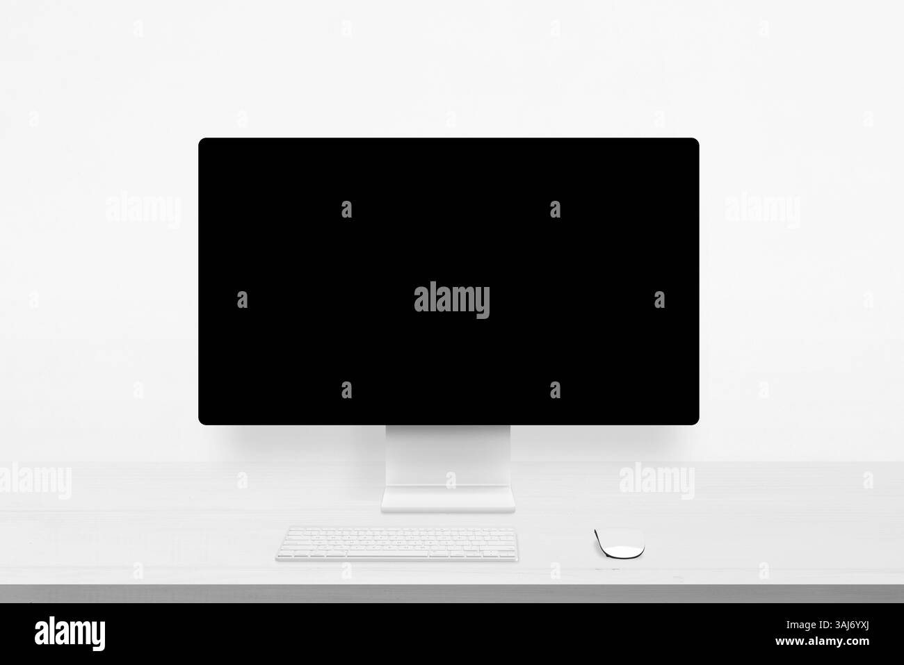 Minimalistischer weißer Schreibtisch mit Computermonitor, leerem Display, Tastatur und Maus, ideal für Webschnittstellen, Branding oder digitale Designarbeiten Stockfoto