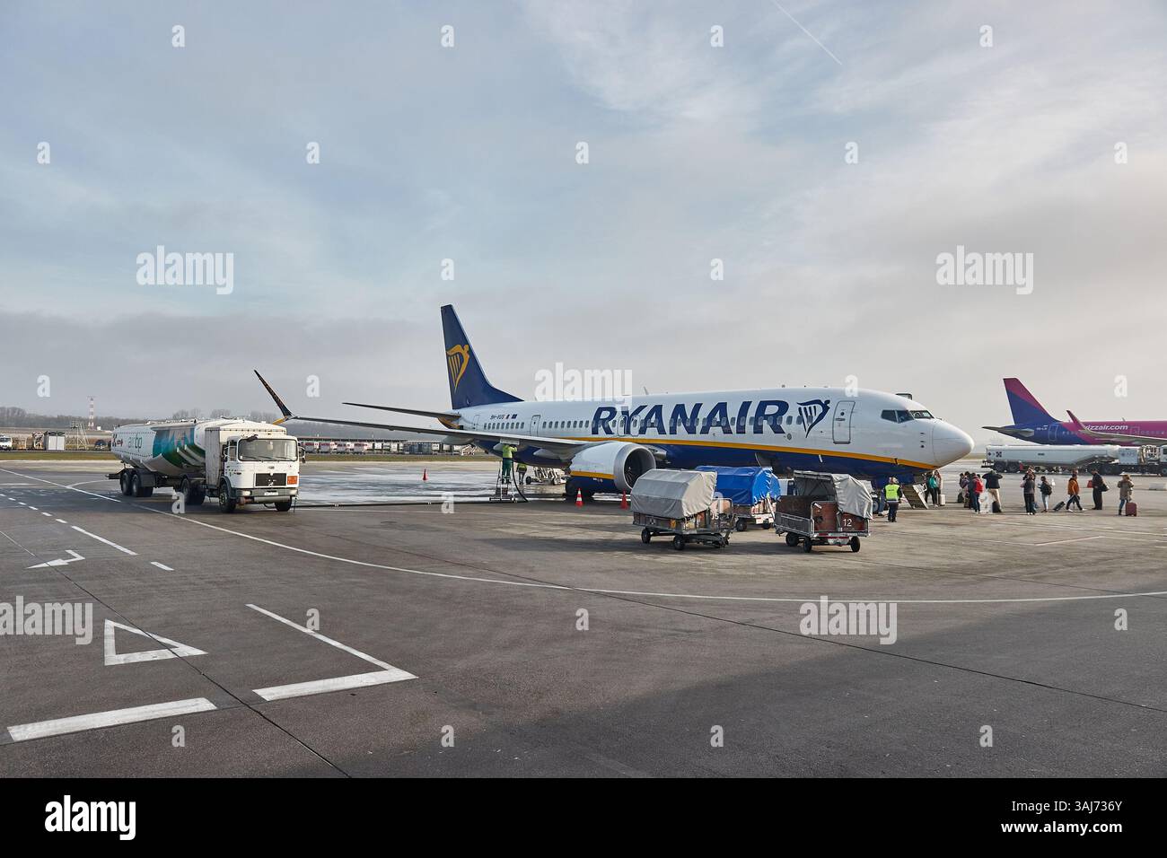 Ryanair-Flugzeug betankt am Flughafen und Passagiere an Bord Stockfoto