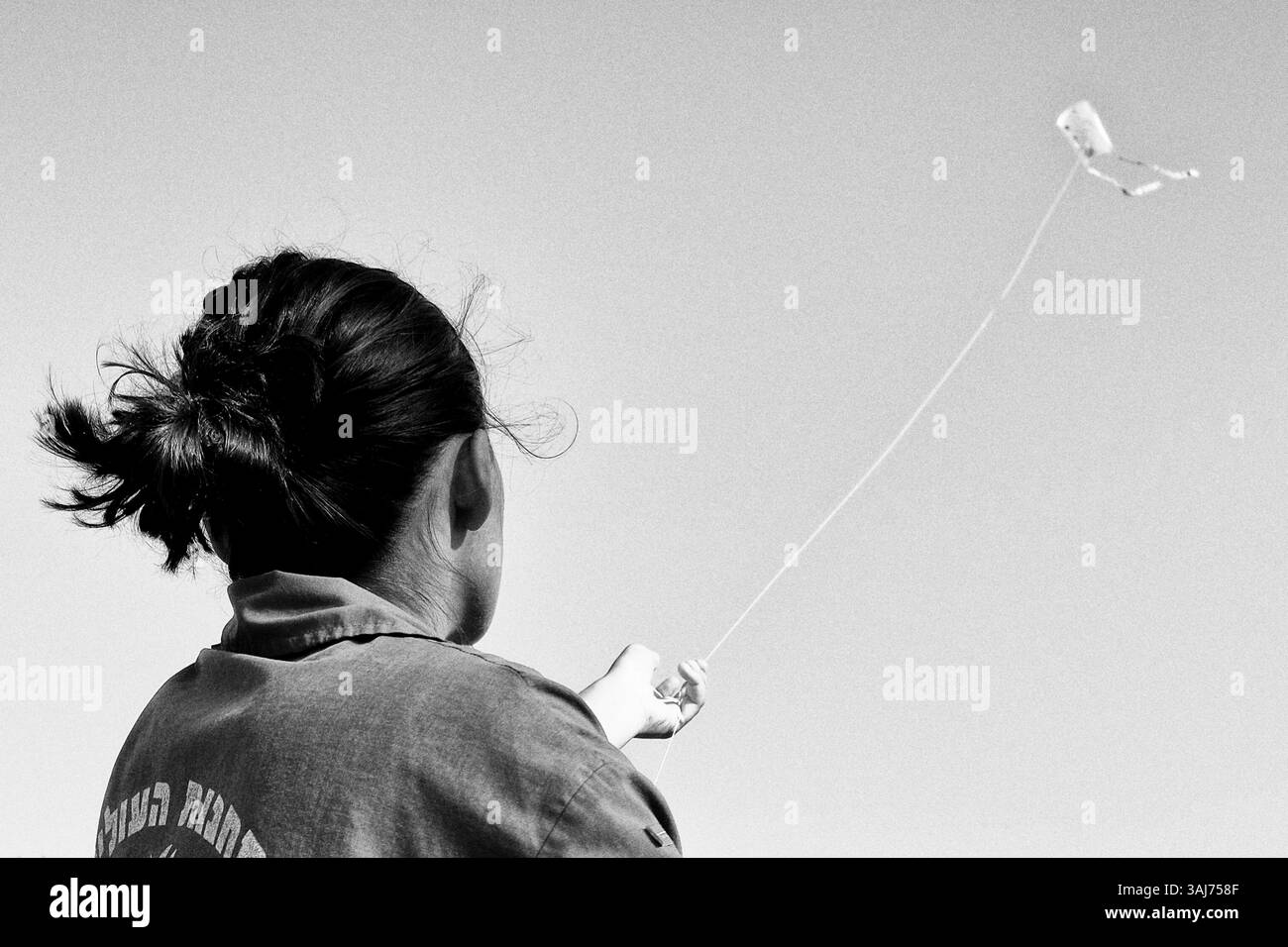 8. August 2017 - Jerusalem, Israel - Jugend der HaMachanot HaOlim Bewegung Fliegendrachen, im Geiste von Janusz Korczaks einzigartiger pädagogischer Weltanschauung, symbolisiert Leben, Kindheit und Toleranz, nach einer Gedenkfeier, die 75 Jahre nach dem Tod von Janusz Korczak feiert. Korczak, 1878 als Henryk Goldszmit geboren, ein Polnisch-jüdischer Pädagoge und Kinderarzt, Direktor eines Waisenhauses in Warschau, lehnte die persönliche Freiheit ab und begleitete seine 200 Waisen, die in das Todeslager Treblinka gezwungen wurden, wo sie 1942 ausgelöscht wurden. (Bild: © Nir Alon via ZUMA Wire) Stockfoto