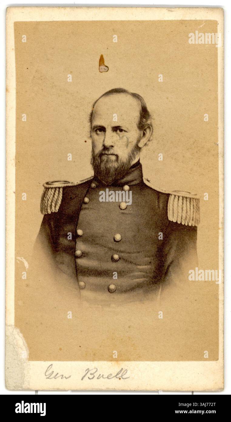 Don Carlos Buell, ein Gewerkschaftsgeneral während des Bürgerkriegs, ist auf diesem Foto zwischen 1861 und 1865 zu sehen. Buell wird für seine Führung während der Schlacht von Shiloh und sein Kommando im Westtheater des Krieges anerkannt. Stockfoto
