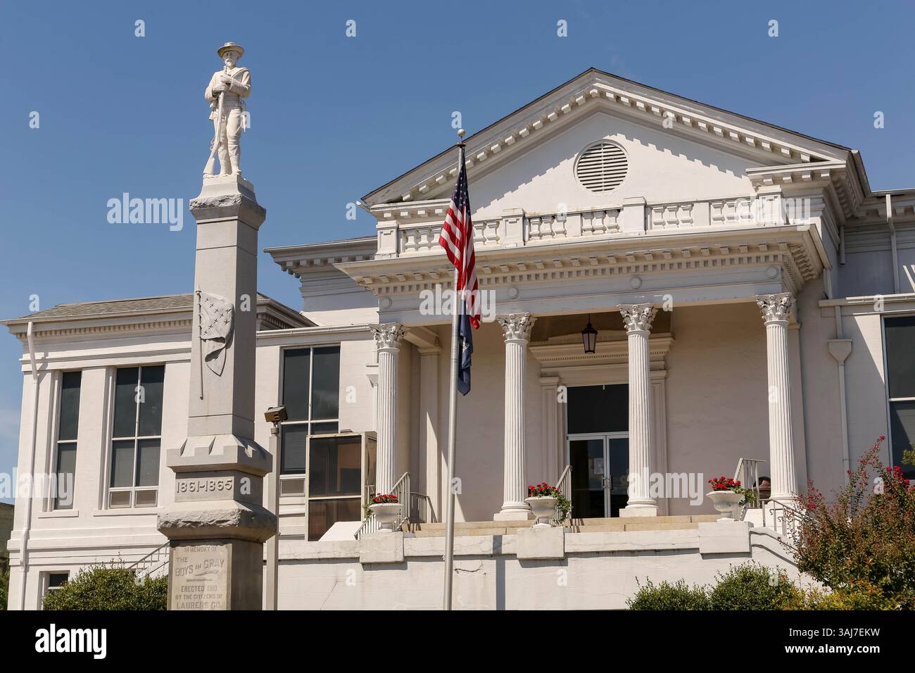 19. September 2015: Laurens, SC, Vereinigte Staaten von Amerika – Statue der Konföderierten zu Ehren der Jungen in Gray vor dem historischen County Courthouse in Laurens, South Carolina. (Bild: © Richard Ellis Via ZUMA Wire) Stockfoto