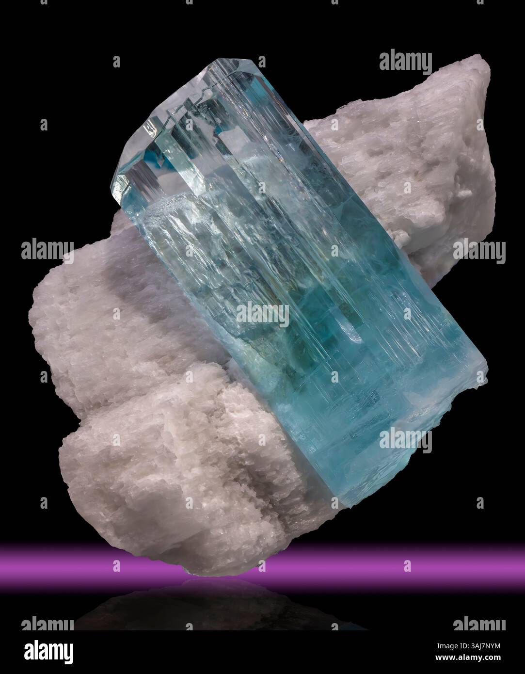 Beryl, Variety Aquamarine auf Albite, Shigar District, Pakistan Stockfoto