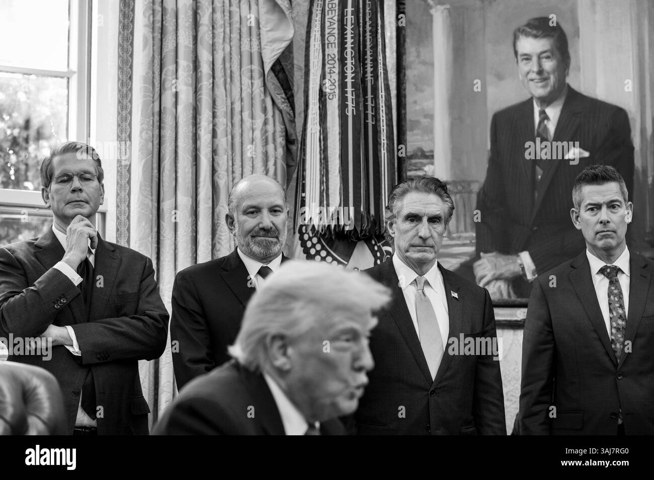 9. April 2025: Washington, District of Columbia, USA – Präsident Donald Trump unterzeichnet Befehl, Obama-Biden im Oval Office zu beenden. Trump kritisierte die Regeln für die Wassereffizienz und behauptete, dass sie grundlegende Haushaltsfunktionen vom Geschirrspülen bis hin zum Duschen ruiniert hätten, und schwor, den 'Krieg gegen die Duschen' der Obama-Biden-Regierung zurückzudrängen. (Credit Image: © Joyce N. Boghosian/White House/ZUMA Press Wire) NUR REDAKTIONELLE VERWENDUNG! Nicht für kommerzielle ZWECKE! Stockfoto