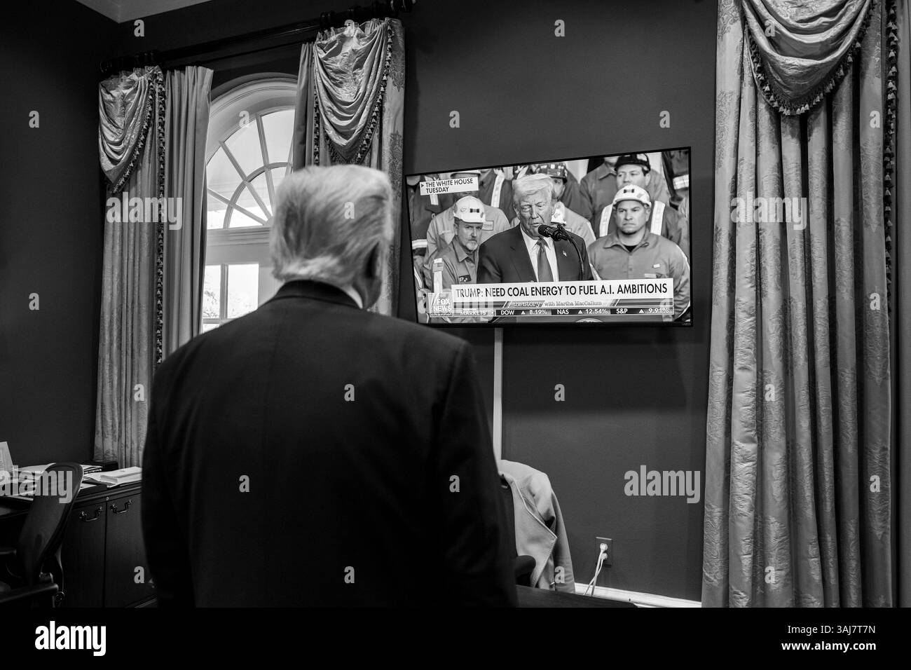 9. April 2025: Washington, District of Columbia, USA – Präsident Donald Trump unterzeichnet Befehl, Obama-Biden im Oval Office zu beenden. Trump kritisierte die Regeln für die Wassereffizienz und behauptete, dass sie grundlegende Haushaltsfunktionen vom Geschirrspülen bis hin zum Duschen ruiniert hätten, und schwor, den 'Krieg gegen die Duschen' der Obama-Biden-Regierung zurückzudrängen. (Credit Image: © Joyce N. Boghosian/White House/ZUMA Press Wire) NUR REDAKTIONELLE VERWENDUNG! Nicht für kommerzielle ZWECKE! Stockfoto