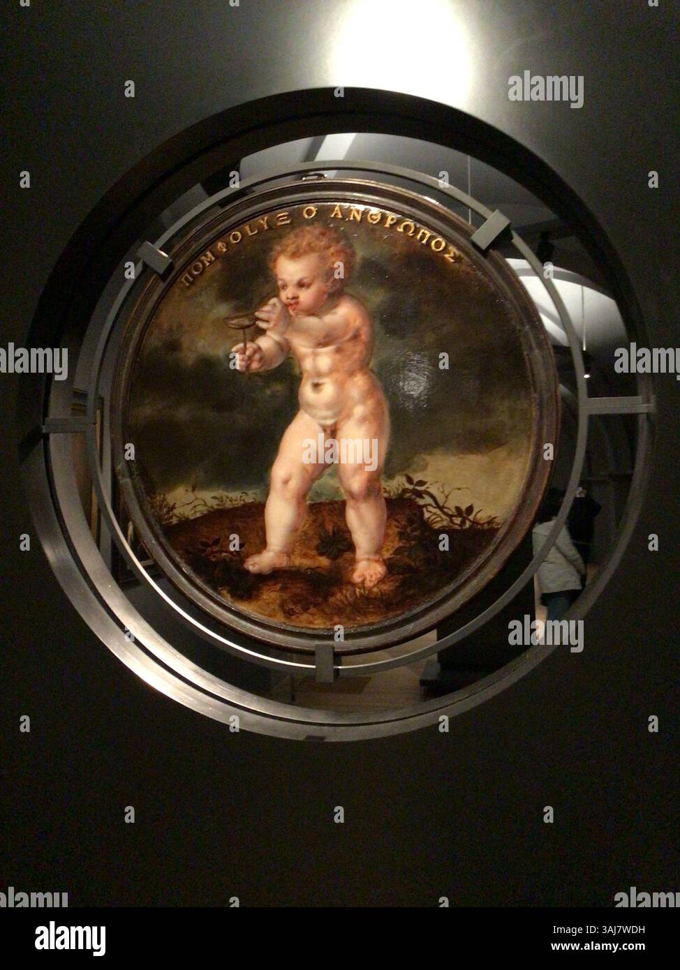 Cornelis Ketels Gemälde „A Putto Blowing Bubbles“ von 1574 auf der Rückseite des Porträts von Adam Wachendorff. Dieses Öl-auf-Tafel-Werk fängt einen zarten und verspielten Moment mit einem Putto (Cherub)-Blasen ein, dem formalen Porträt von Adam Wachendorff, einem bemerkenswerten Individuum dieser Zeit, gegenübergestellt wird. Die Kunst veranschaulicht Ketels Expertise in Porträts und allegorischen Details. Stockfoto