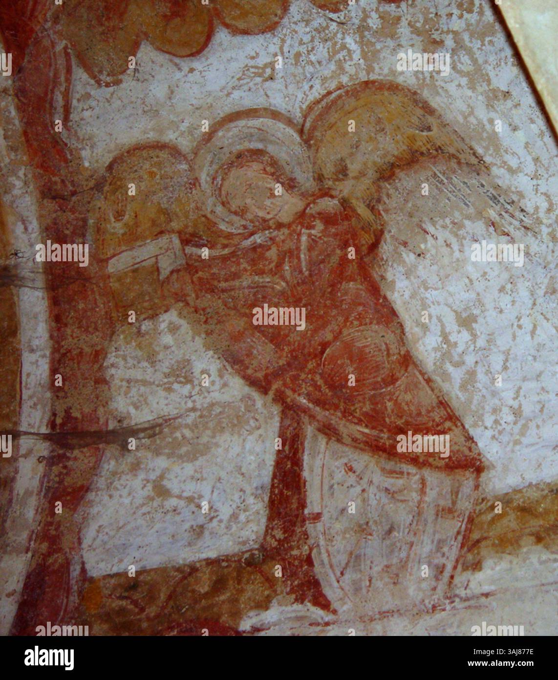 Dieses Fresko aus den Jahren 1135 bis 1140 zeigt das Engelsymbol, das mit Matthäus dem Evangelist assoziiert ist. Der Engel repräsentiert den göttlichen Gesandten im christlichen Symbolismus und unterstreicht die Rolle des Matthäus bei der Vermittlung des Wortes Gottes im Evangelium. Das Kunstwerk gehört zur mittelalterlichen christlichen Tradition. Stockfoto