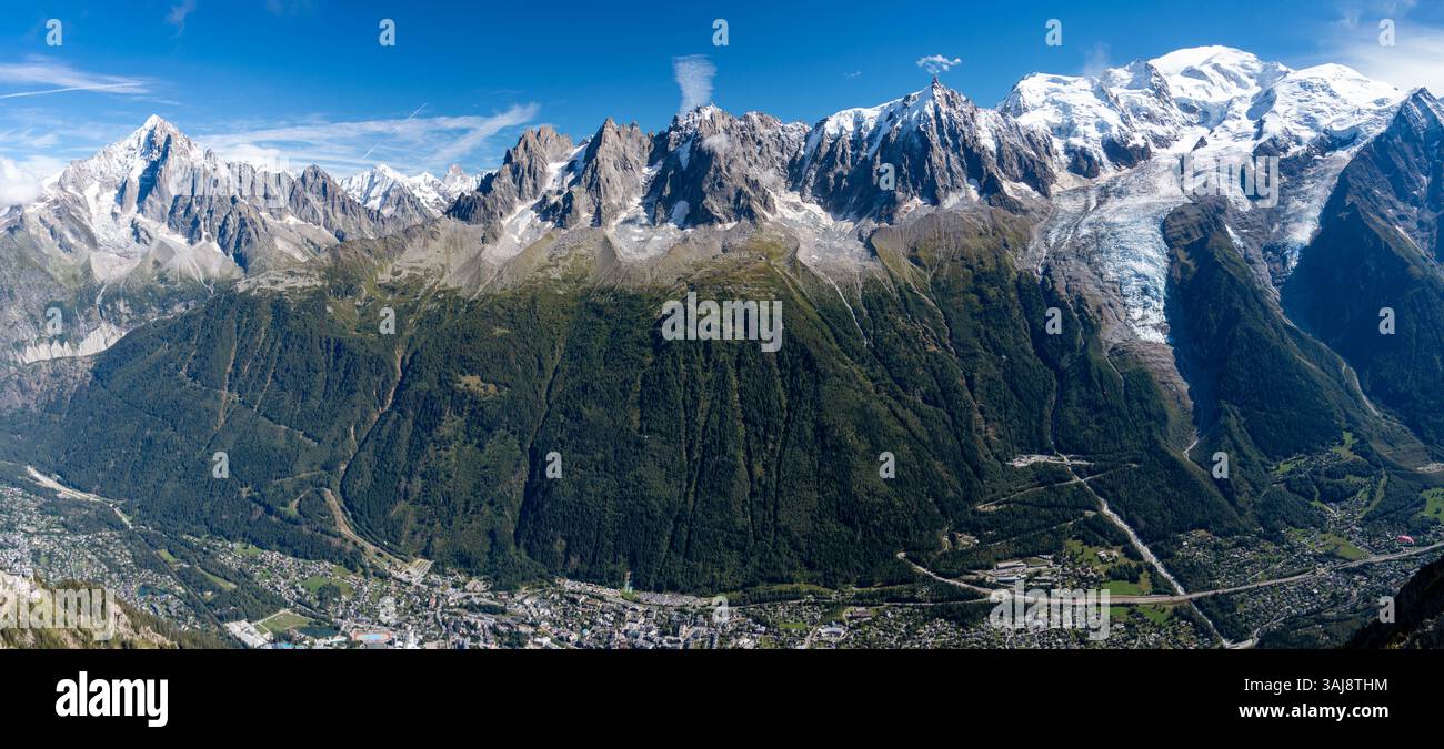 Mont Blanc und Bossons Gletscher von Le Brévent Aussichtsplattform, Chamonix, Frankreich Stockfoto